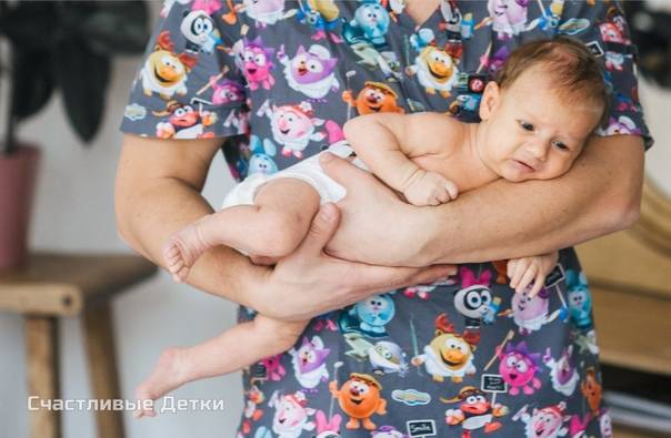 Как правильно брать и держать новорожденных на руках: как нельзя носить ребенка