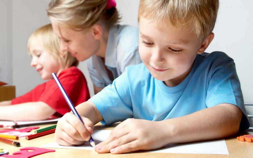 Надо ли учить ребенка читать и писать до школы?