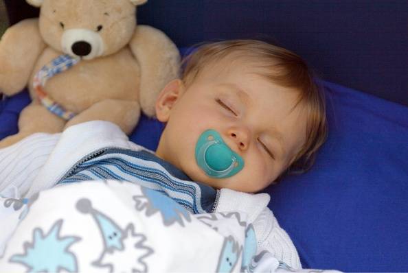 Как правильно отучать ребенка от ночного кормления?