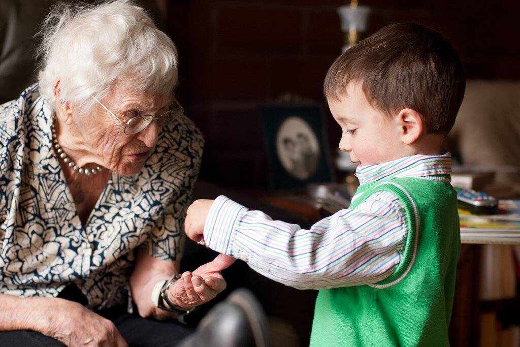 При общении с внуками бабушки и дедушки допускают 10 ошибок