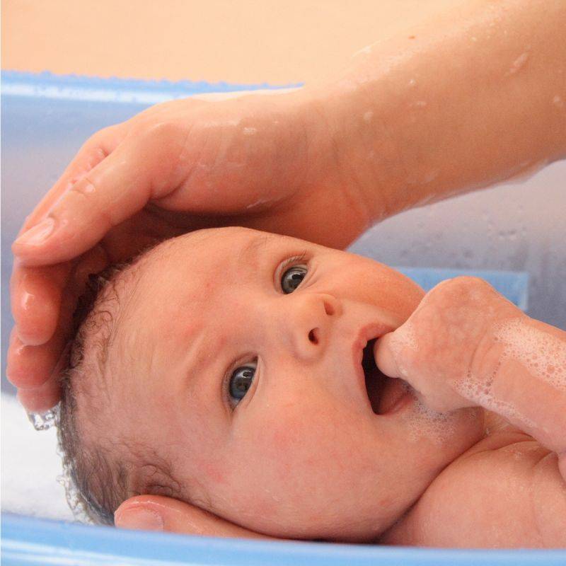 Как купать новорожденного правильно - развитие ребенка