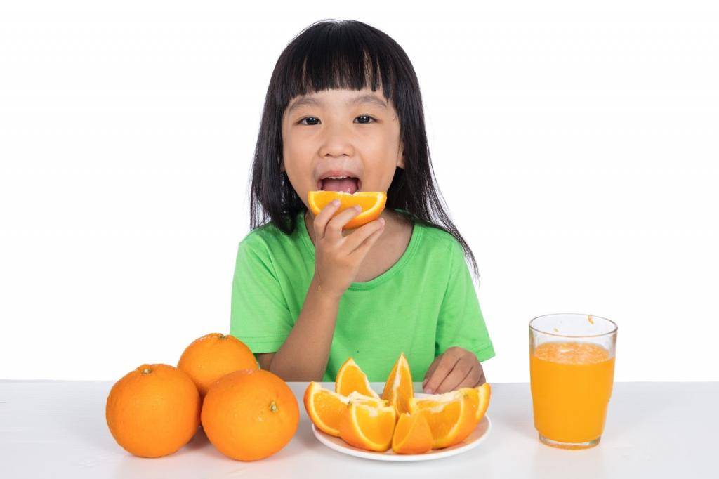 Когда можно дать ребенку лимон: с какого возраста разрешено пробовать есть, допустимо ли грудничкам до года и по сколько капель, бывает ли аллергия?