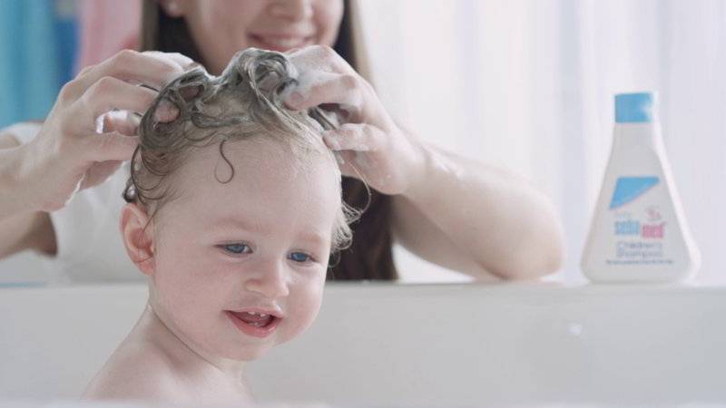 Что делать, если ребенок боится мыть голову: полезные советы и рекомендации родителям