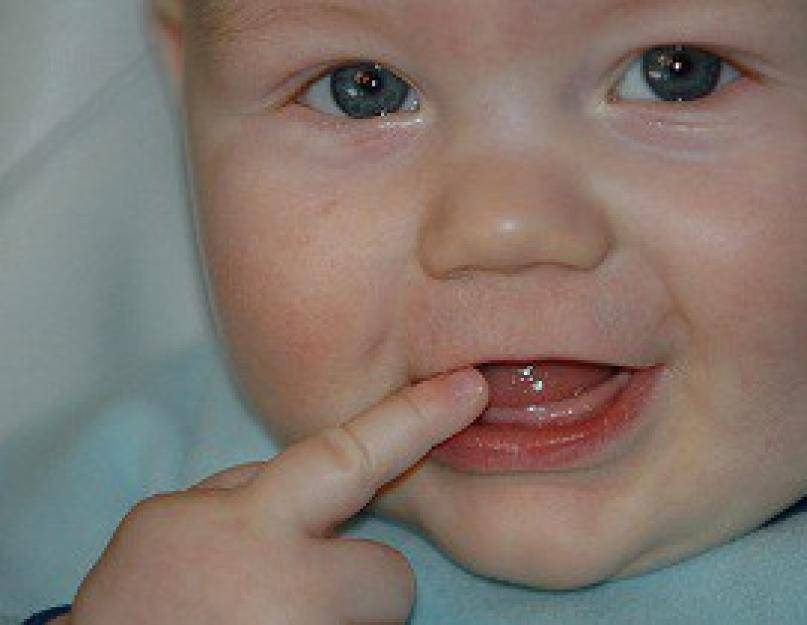 Когда режутся первые зубы у младенцев
