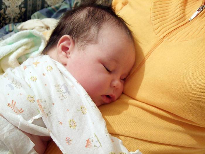 Пора кушать: как разбудить новорожденного ребенка для кормления в роддоме?