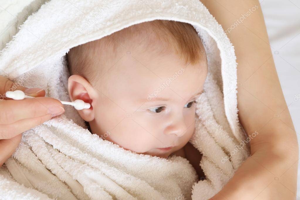 Как чистить уши новорожденному ребенку