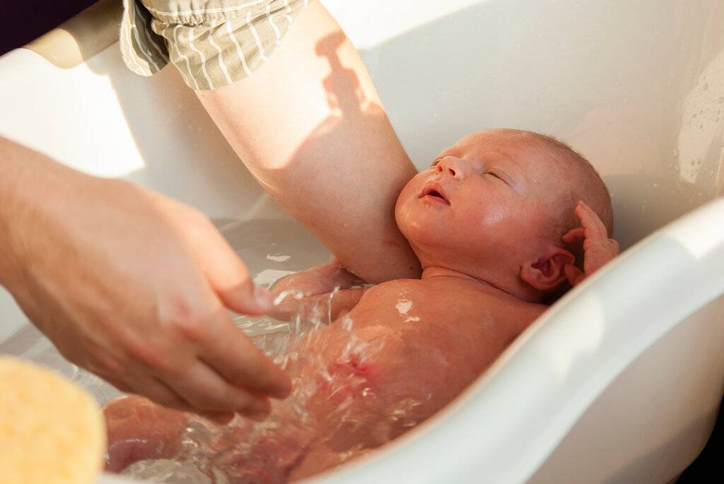 Как первый раз купать новорожденного ребенка дома: видео "первое купание"