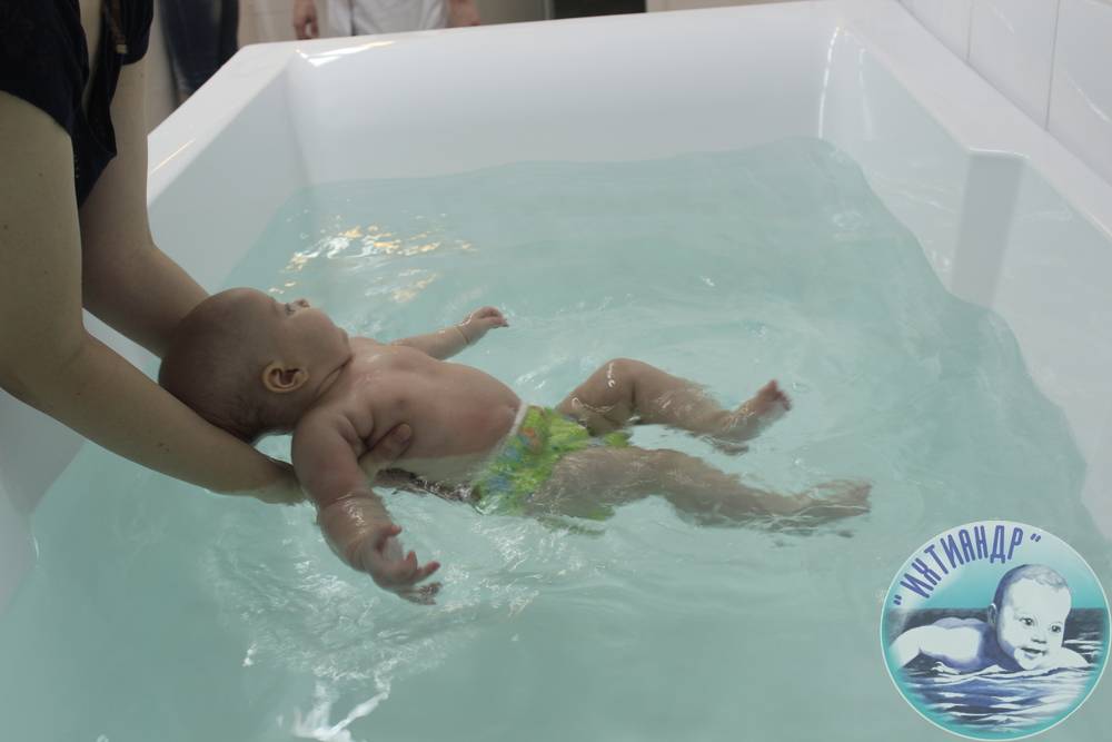 Грудничковое плавание - польза и вред, описание методики обучения малыша и выбор бассейна