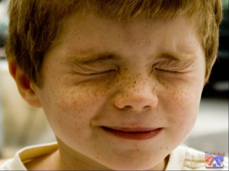 Ребенок часто моргает глазами: причины и лечение