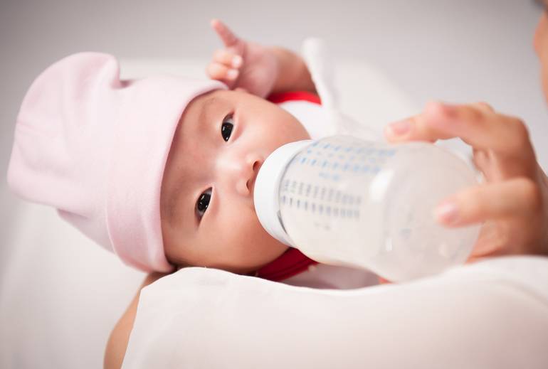Нужно ли давать воду ребенку на грудном вскармливании?