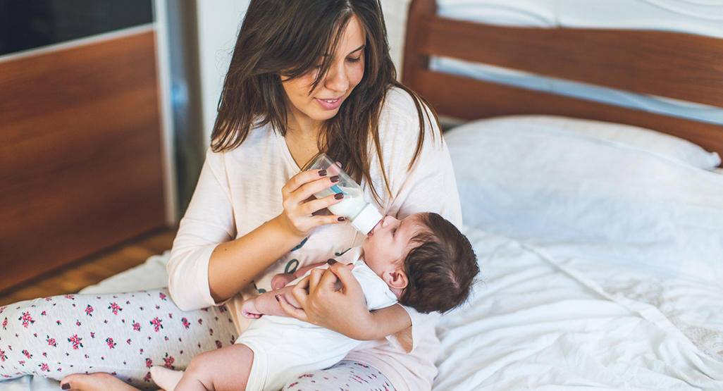 Как правильно будить новорожденного ребенка на кормление: если он спит, в роддоме