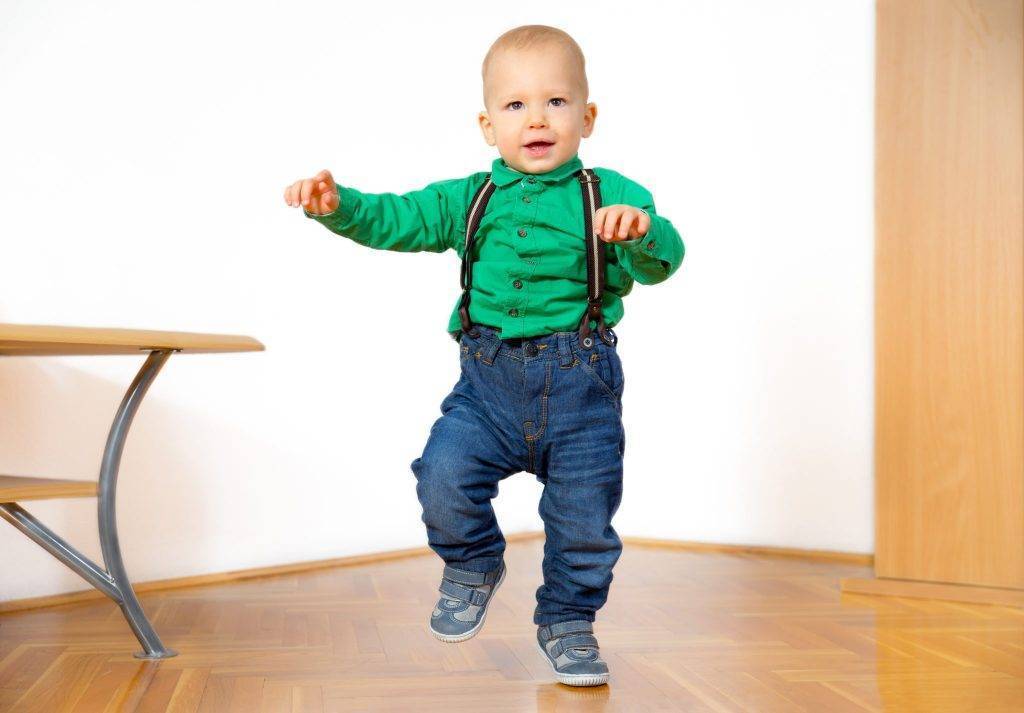 Как научить ребенка самостоятельно ходить и когда он к этому готов?