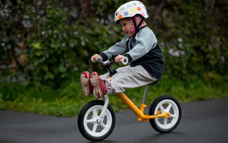 Беговел для детей от 2 лет (43 фото): рейтинг детских велобегов. как выбрать хорошую модель для девочки и мальчика? обзор мотоцикла-беговела и трехколесных велобегов