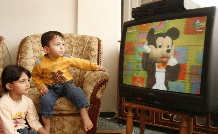 С какого возраста можно смотреть телевизор ребенку: мнение врачей и родителей