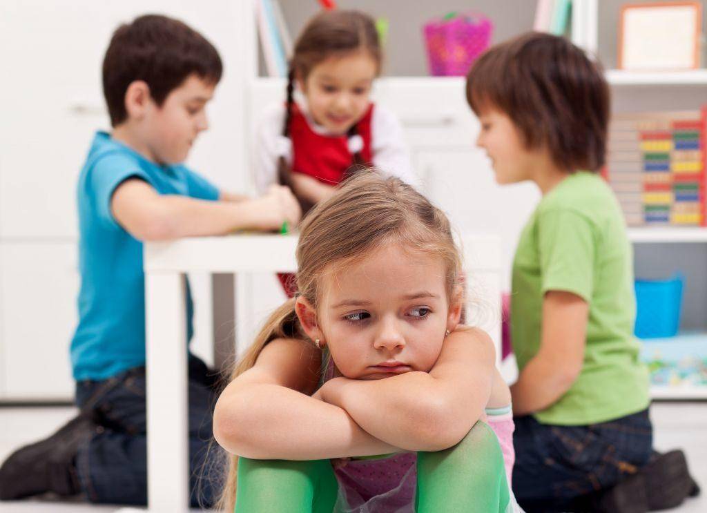 Как научить ребенка дружить со сверстниками, если у него проблемы в общении - детская психология