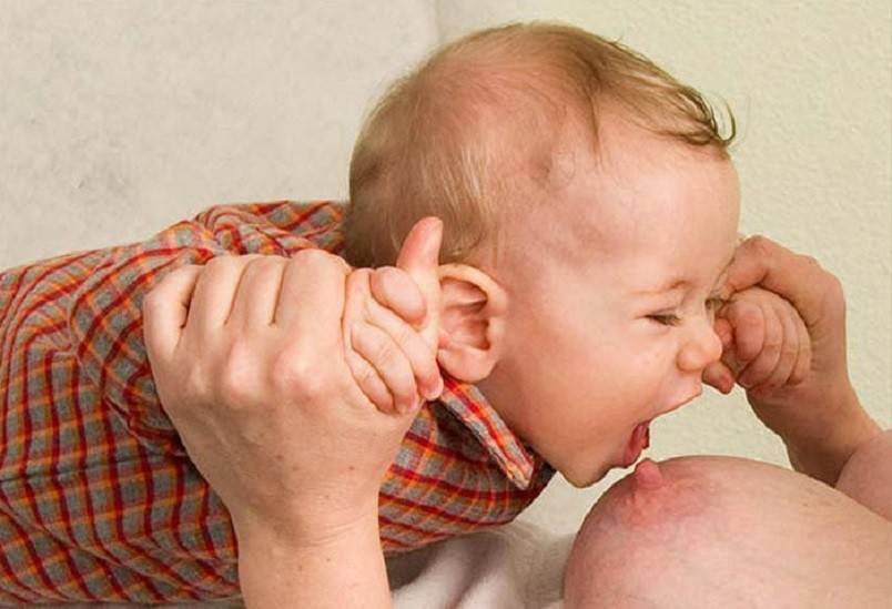 Ребёнок кусает грудь во время кормления: причины и способы решения проблемы