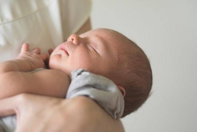 Нужно ли будить новорожденного ночью для кормлений и почему