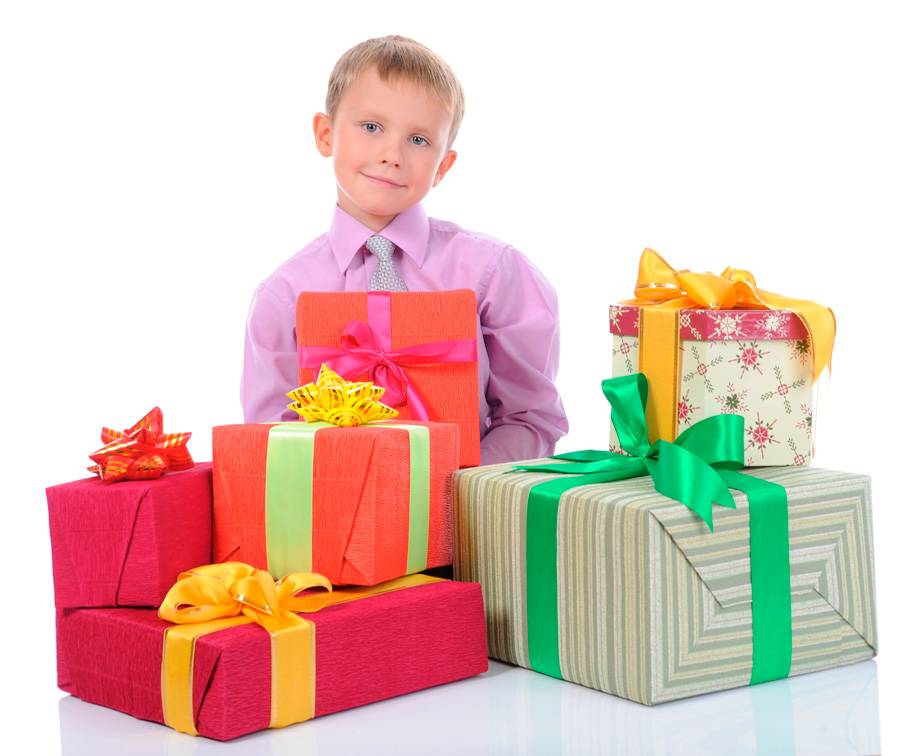 Что подарить мальчику на 2 года? какую игрушку можно подарить ребенку? список подарков для крестника и племянника