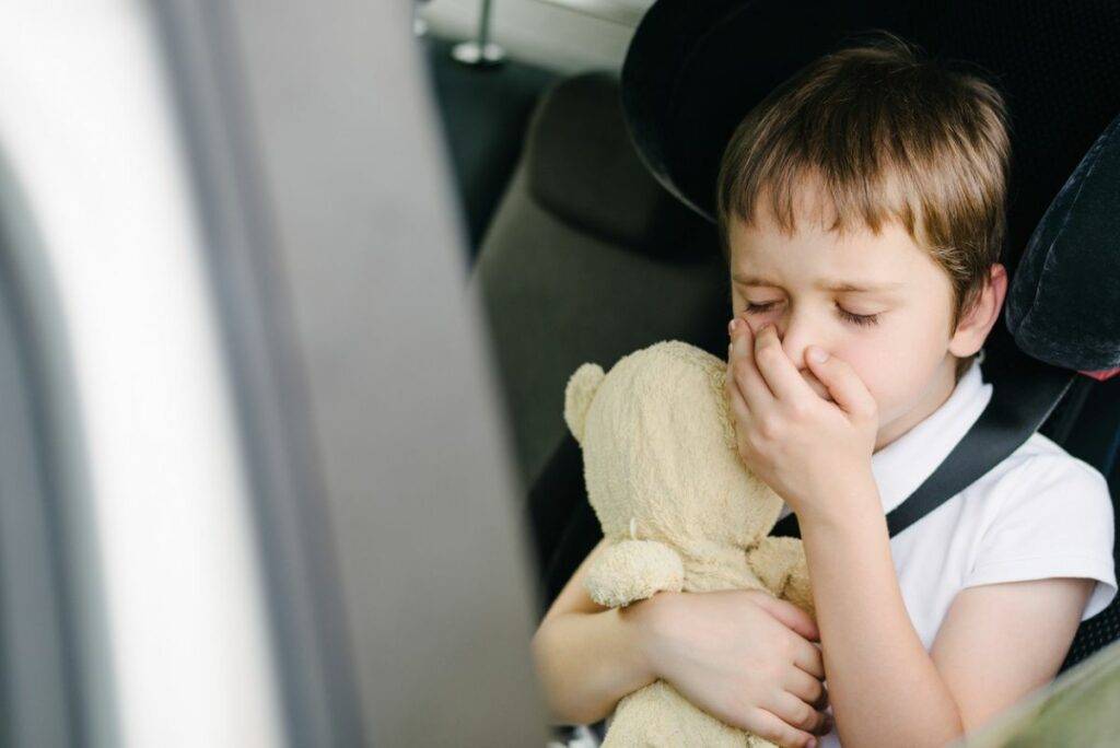 Ребенка укачивает в машине: что делать, если тошнит и рвет в транспорте | 8roddom.ru