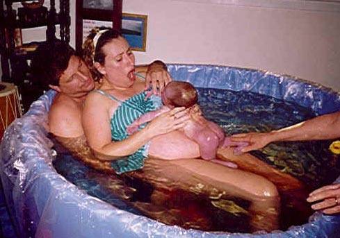 Когда после родов можно принимать ванну, почему важно выждать некоторое время?