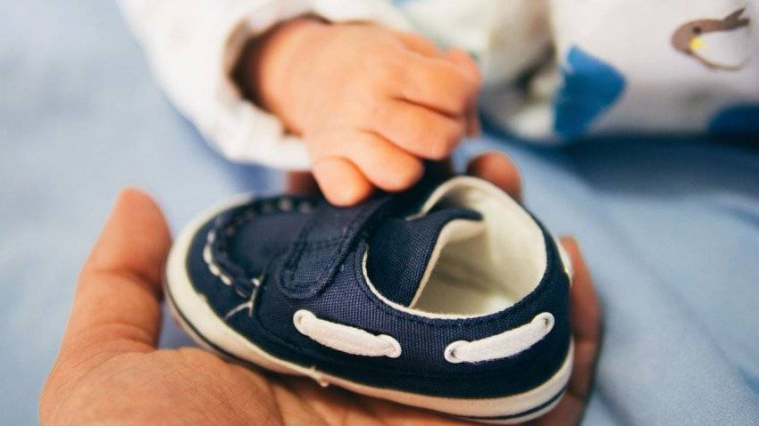 Доктор комаровский - первая обувь для малыша: как выбрать для первых шагов, особенности ортопедической обуви и необходимость супинатора
