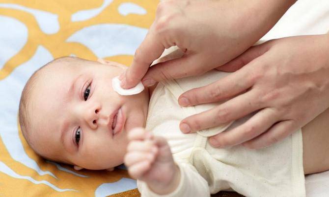 Гигиена для новорожденного: утренние процедуры и уход за малышом