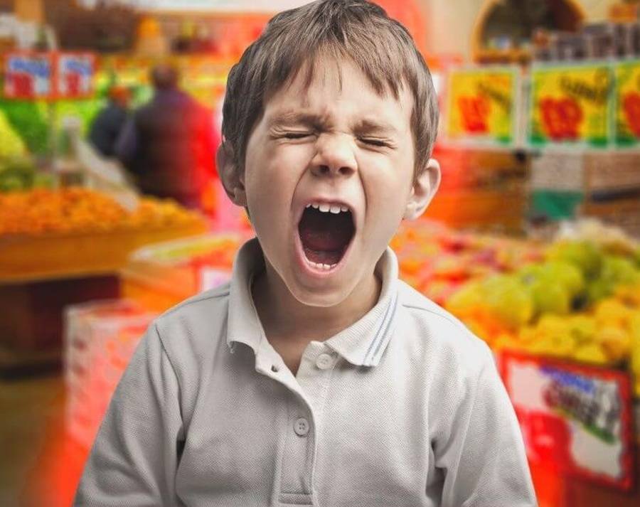 Истерики ребёнка в магазине: что делать родителям