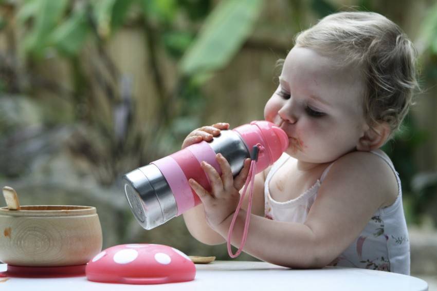 Как отучить ребенка от бутылки и смеси