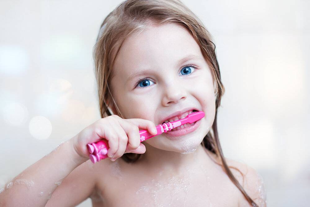 Когда начинать чистить зубы ребенку