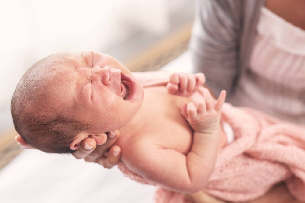Грудничок трясет ножкой. если у новорождённого наблюдается тремор. особенности нервной системы