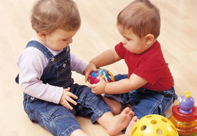 Как научить ребенка делиться игрушками с другими ☒