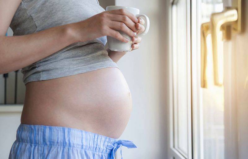 Почему у женщин во время беременности появляется на животе темная полоска?