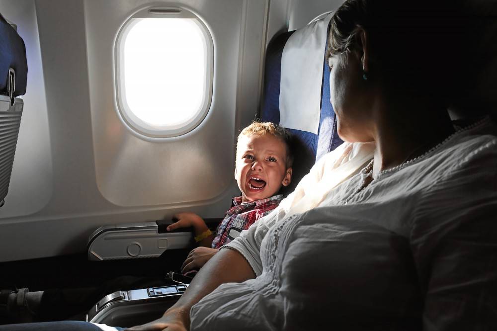 Можно ли детям до 1 года летать в самолете и каких правил следует придерживаться при перелете с грудным ребенком?