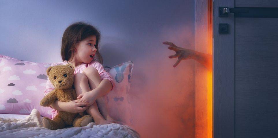 Ребенок ночью просыпается и кричит в истерике - что делать?