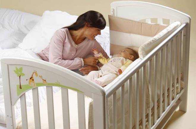 Как безболезненно приучить ребенка спать в своей кроватке