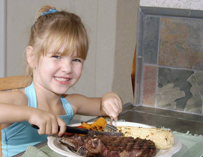 Не хочется есть мясо. Ребенок ест мясо. Дети которые едят. Девочка ест.