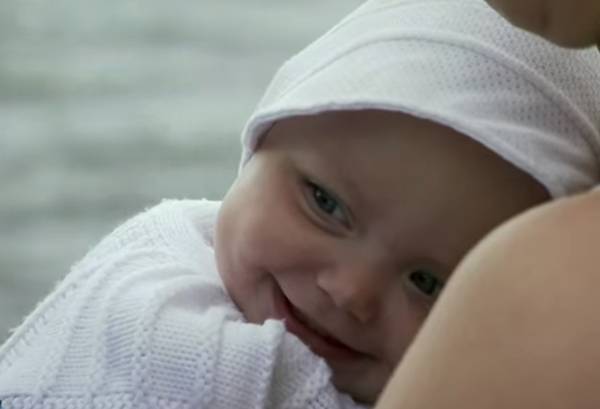 Когда ребенок начинает осознанно улыбаться? в каком возрасте грудничок улыбается маме, умеет ли это делать новорожденный