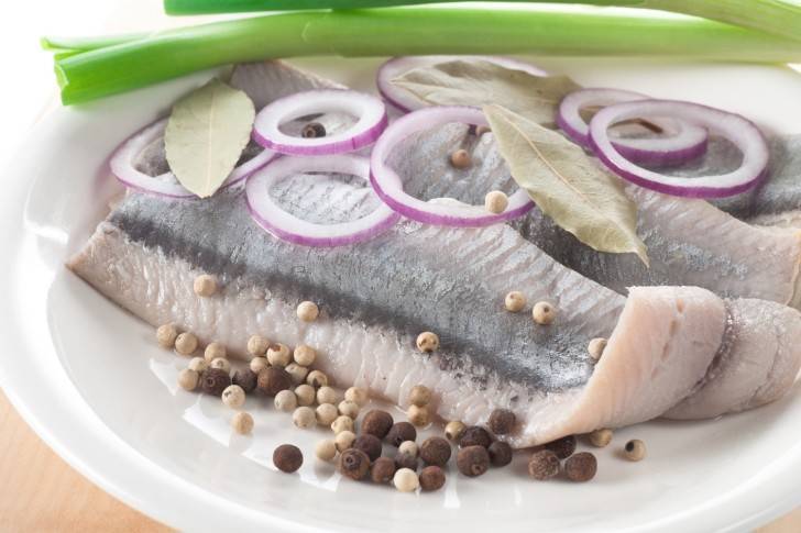 Любительницам соленой рыбы: можно ли есть её при грудном вскармливании? нюансы введения в мамино и детское питание
