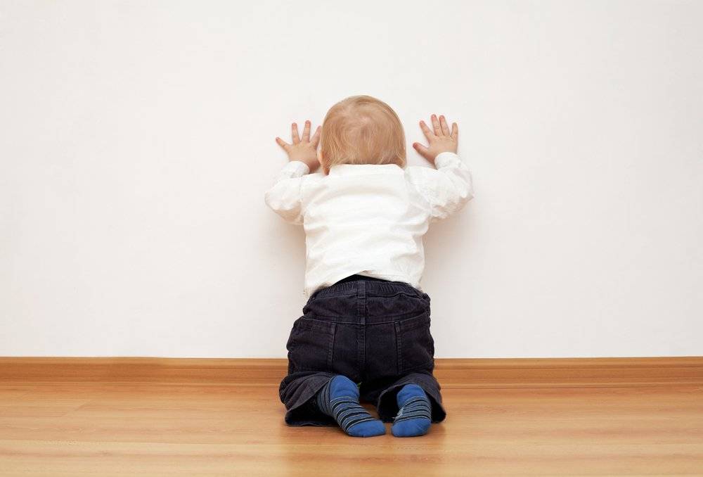 Почему ребенок бьет себя по голове: как реагировать