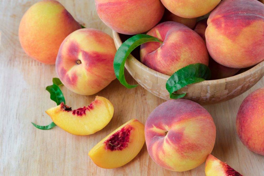 Когда можно давать персики грудничку: правила прикорма