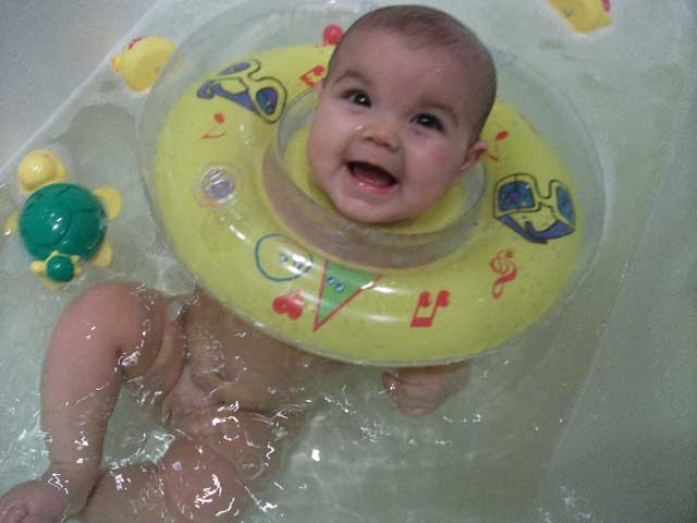 Круг на шею для купания для новорожденных: со скольки месяцев плавать, видео