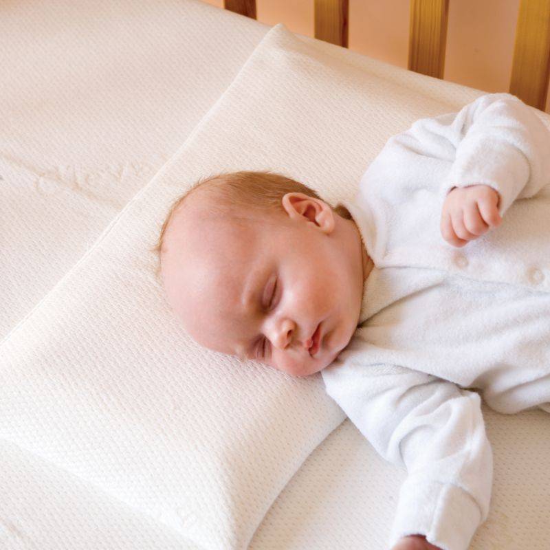 Как должен спать новорожденный ребенок в кроватке
