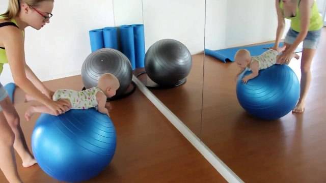 Когда можно начинать занятия на фитболе для ребенка: десять упражнений для грудничка
