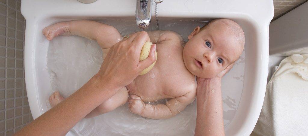 Гигиена новорожденных девочек: как подмывать, что такое синехии, как удалить смегму