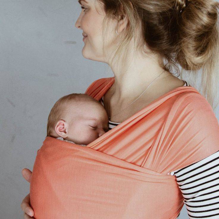 Как держать и носить новорожденных: разные способы поддержки