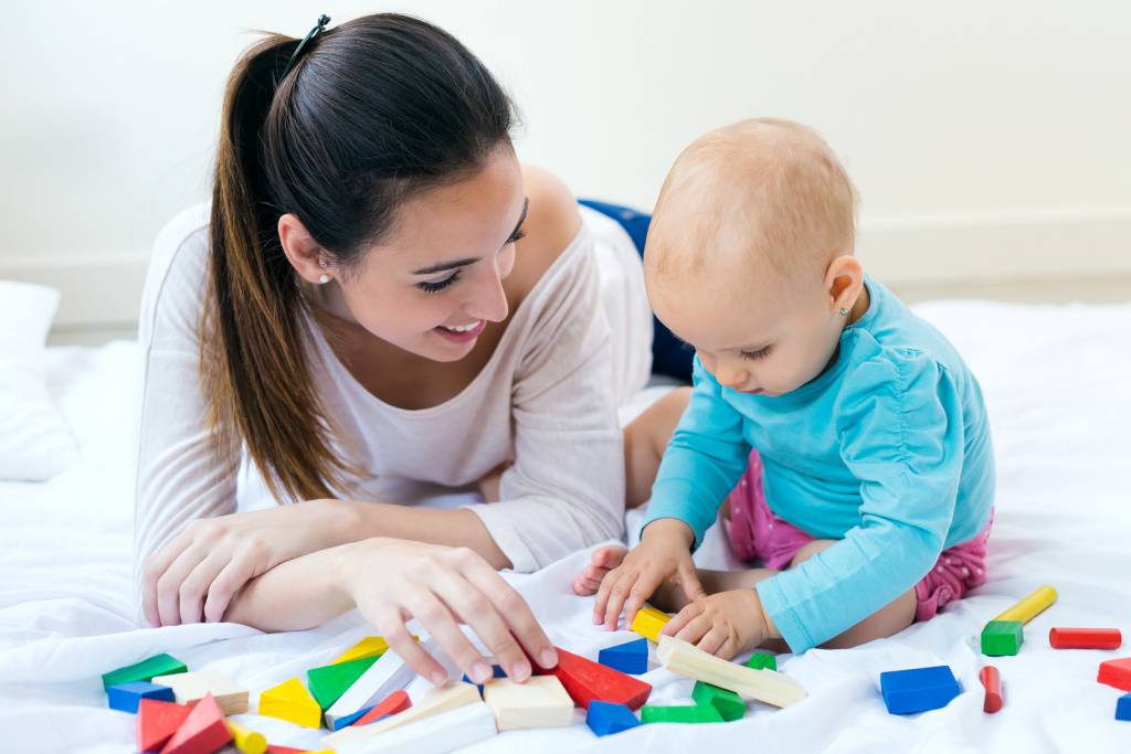 Как играть с ребенком в 6 месяцев: развивающие занятия
