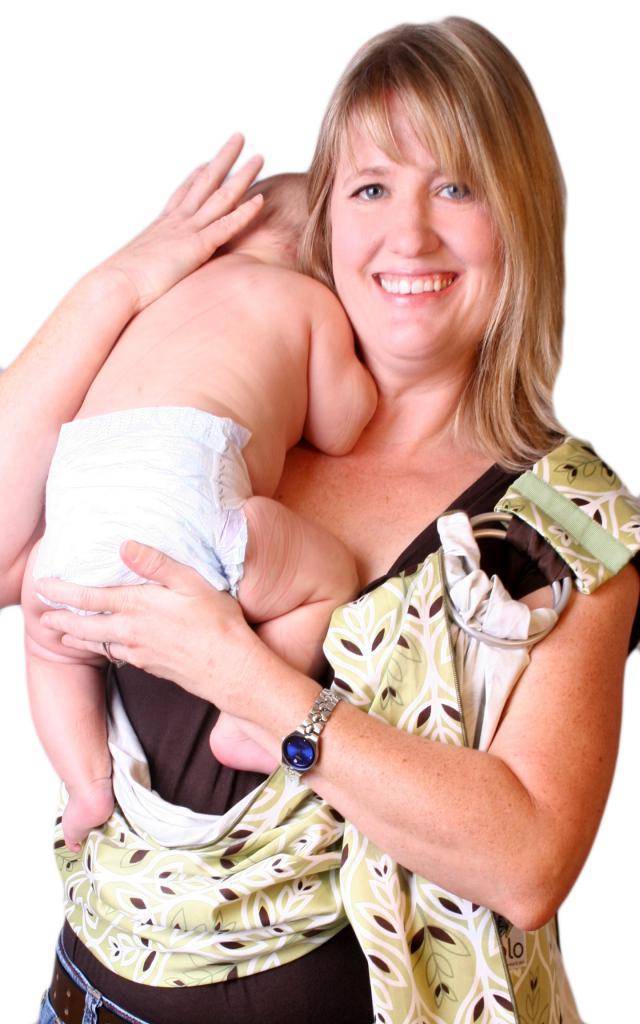 Зачем держать новорожденного столбиком и как правильно это делать? | активная мама