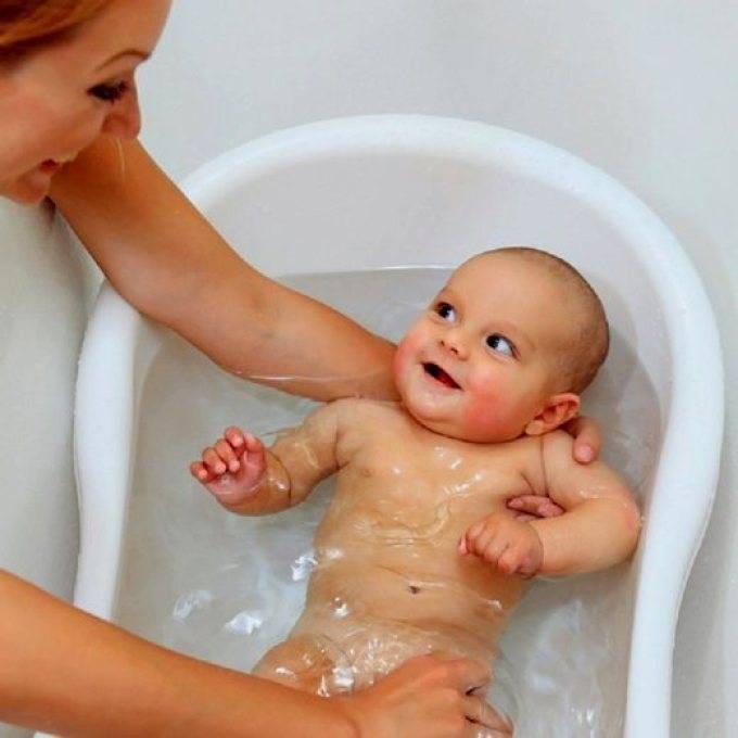 Что нужно знать перед тем, как купать новорожденного ребенка первый раз дома в ванночке?