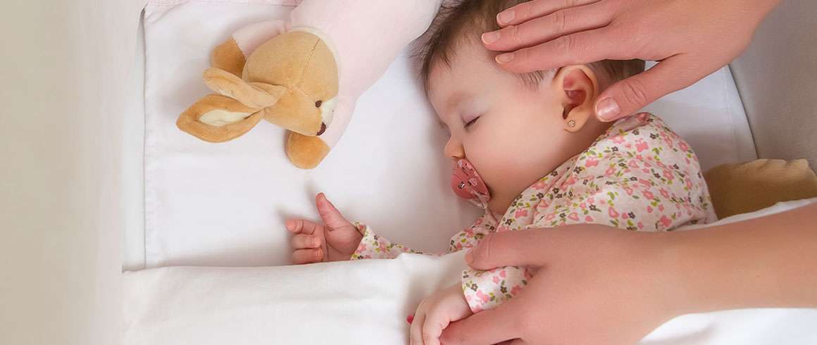 Почему потеет голова у ребенка во время кормления и сна