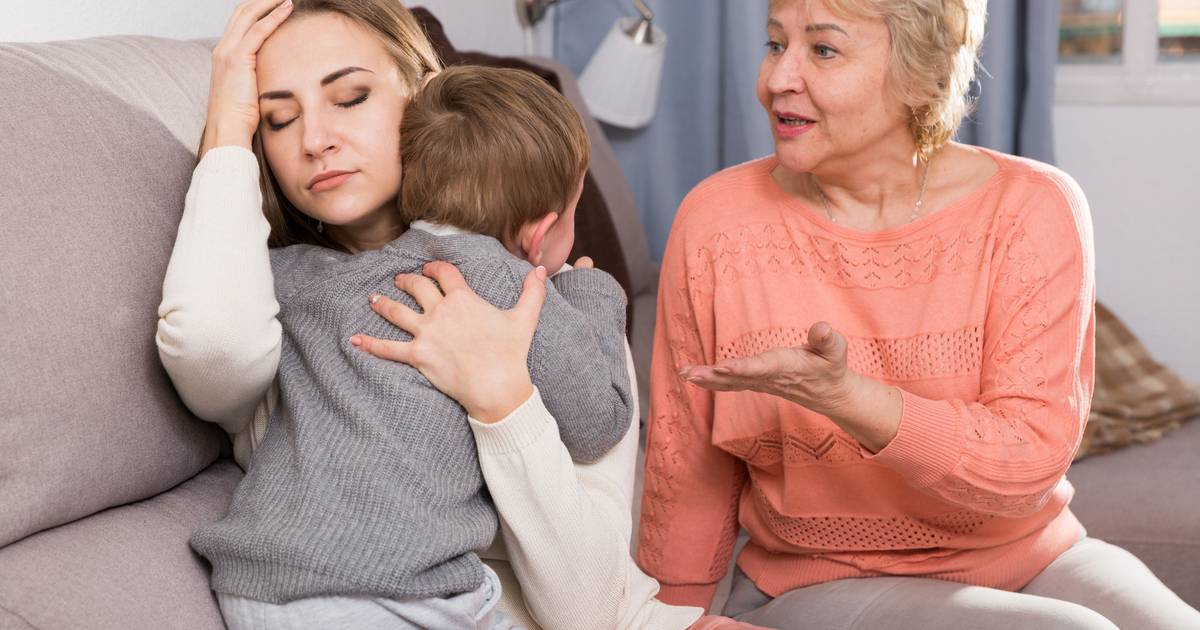 Какие 5 фраз выдают токсичную бабушку, которая вредит ребенку своими причитаниями